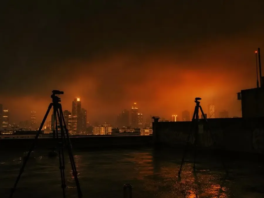 瓜老师笔记夜班组封面：橙色城市光晕中的天台与三脚架剪影